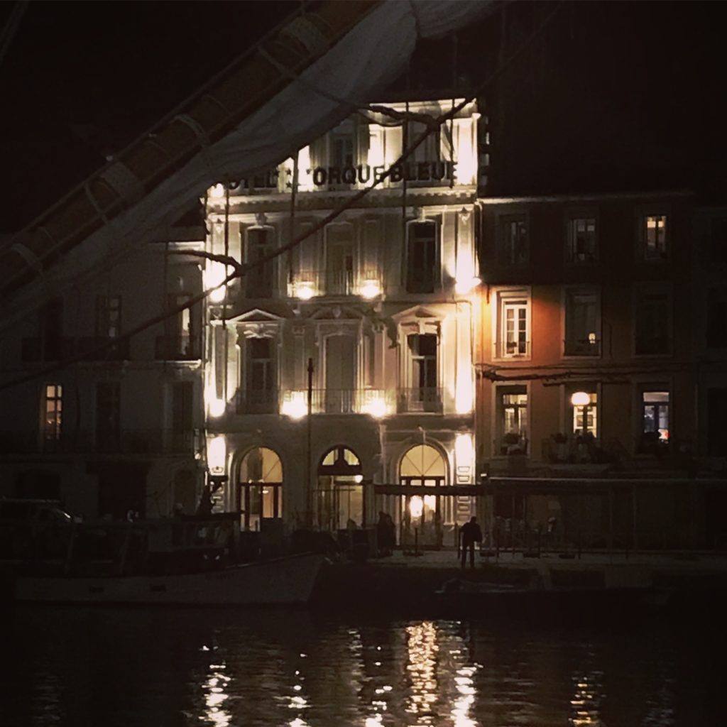 Hôtel Orque Bleue façade éclairée de nuit